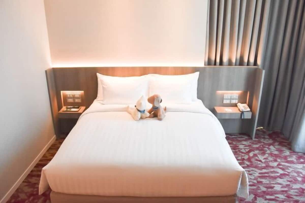 1 bedroom, in-room safe, desk, blackout curtains