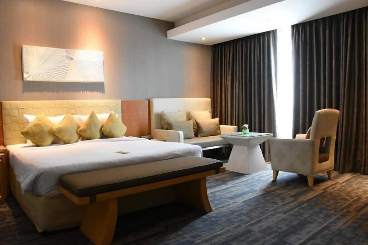 1 bedroom, in-room safe, desk, blackout curtains
