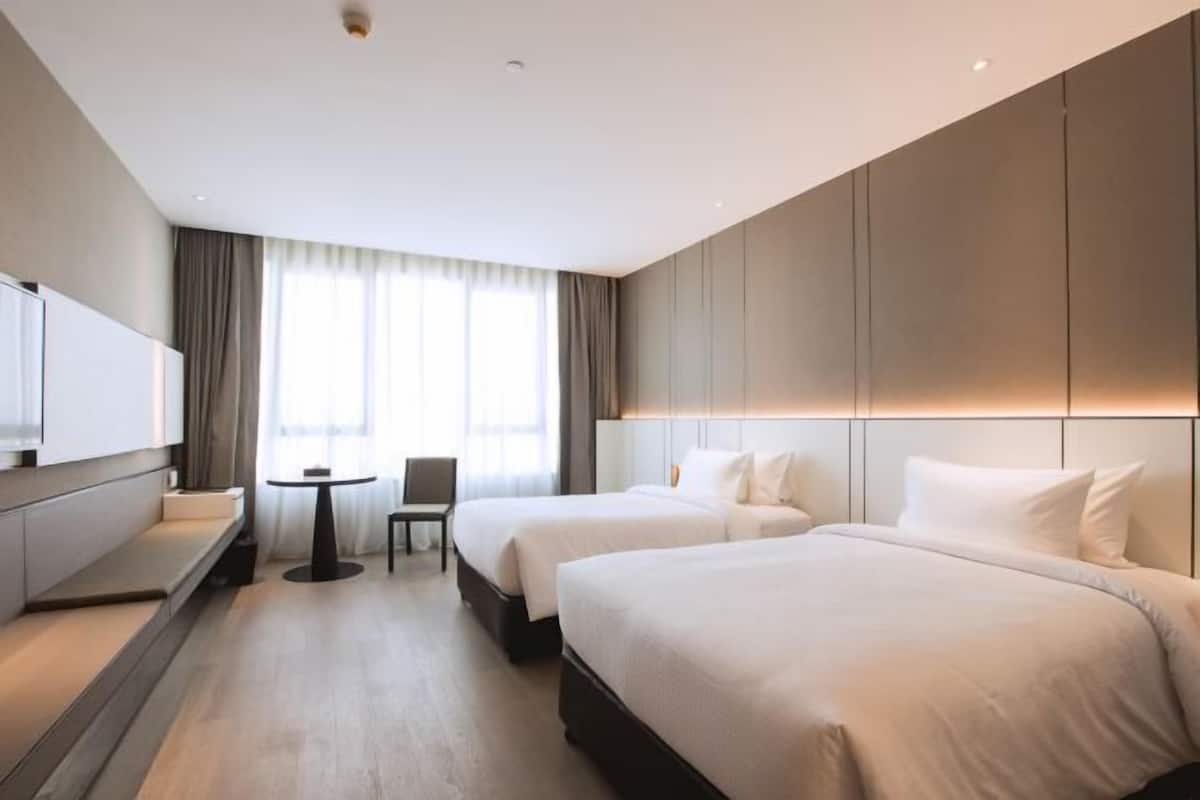 1 bedroom, in-room safe, desk, blackout curtains