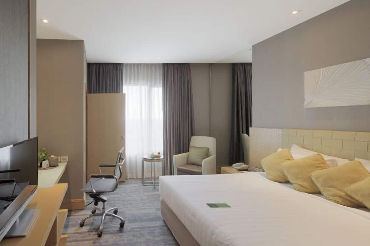 1 bedroom, in-room safe, desk, blackout curtains