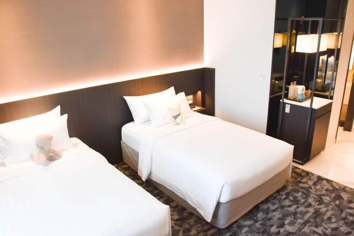 1 bedroom, in-room safe, desk, blackout curtains