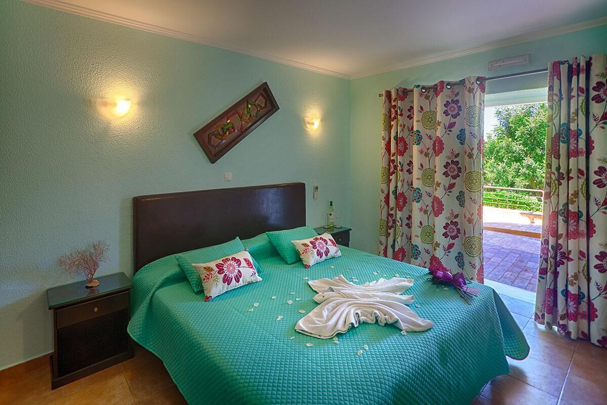 Caja fuerte, cortinas opacas, wifi gratis y ropa de cama