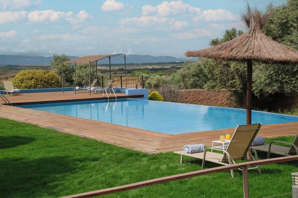 2 kolam renang terbuka, payung kolam, kerusi lepak pantai 