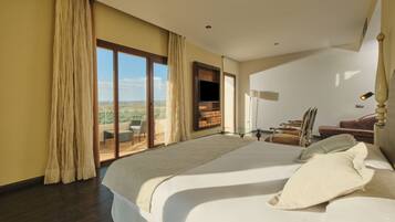 Junior suite, balkon | Een minibar, een kluis op de kamer, verduisterende gordijnen