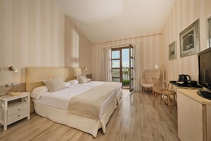 Comfort Double or Twin Room, Balcony | Bar mini, peti besi dalam bilik, langsir/tirai gelap terus, kalis bunyi 