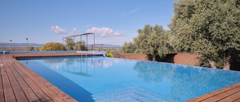 2 piscine all'aperto, ombrelloni da piscina, lettini
