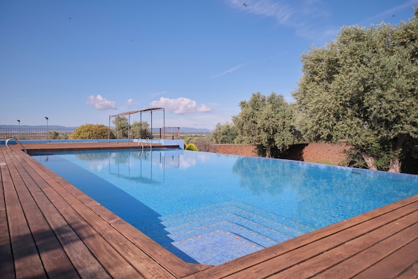 2 piscine all'aperto, ombrelloni da piscina, lettini