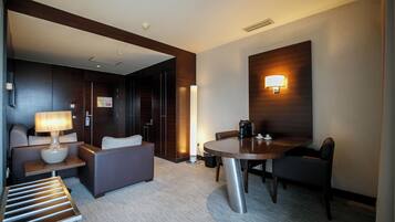 Suite Deluxe with Jacuzzi | Living area | 43-inch Smart TV with cable channels, TV, books