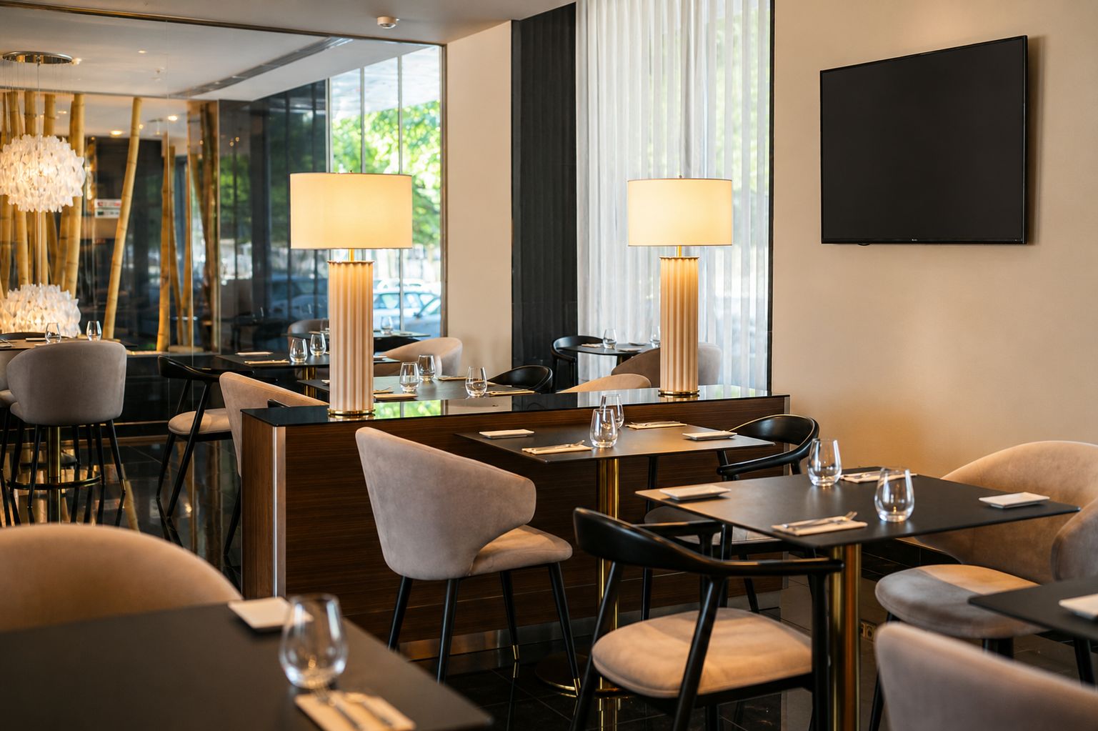 Un comedor moderno con mesas, sillas e iluminación ambiental.