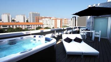 Suite Deluxe with Jacuzzi | 1 bedroom, premium bedding, memory foam beds, minibar