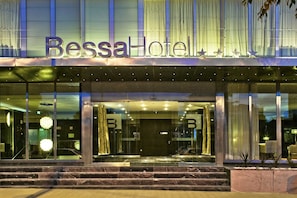 The exterior of Bessa Hotel with a glass facade, a marble entrance, and a star decoration above the entrance. - BessaHotel Boavista (Porto)