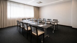 A conference room with a long table, chairs, and water bottles. - BessaHotel Boavista (Porto)