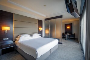 Deluxe suite | Luxe beddengoed, bedden met traagschuimmatrassen, een minibar