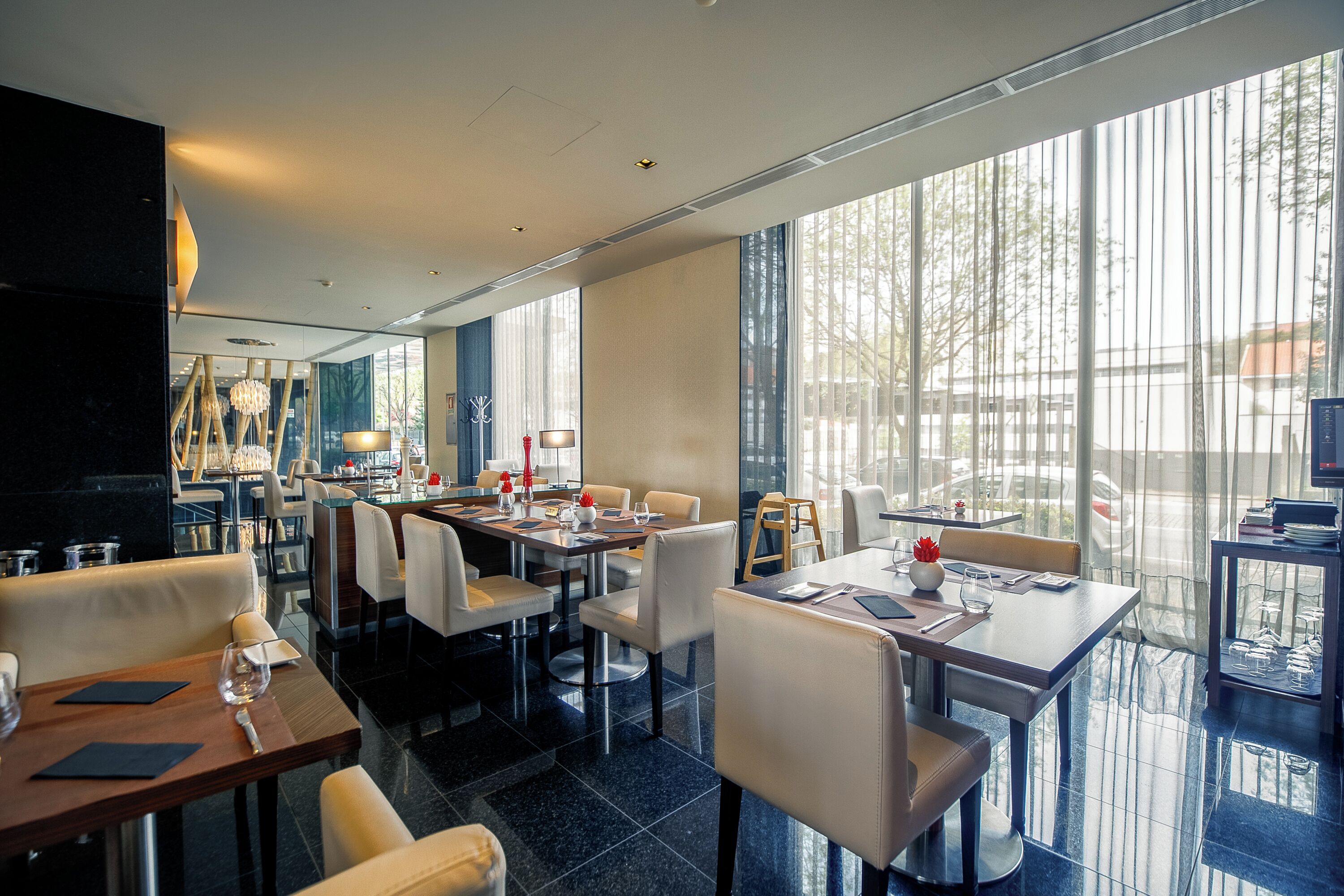 Phục vụ bữa sáng, bữa trưa, bữa tối, món ăn mang phong cách quốc tế 