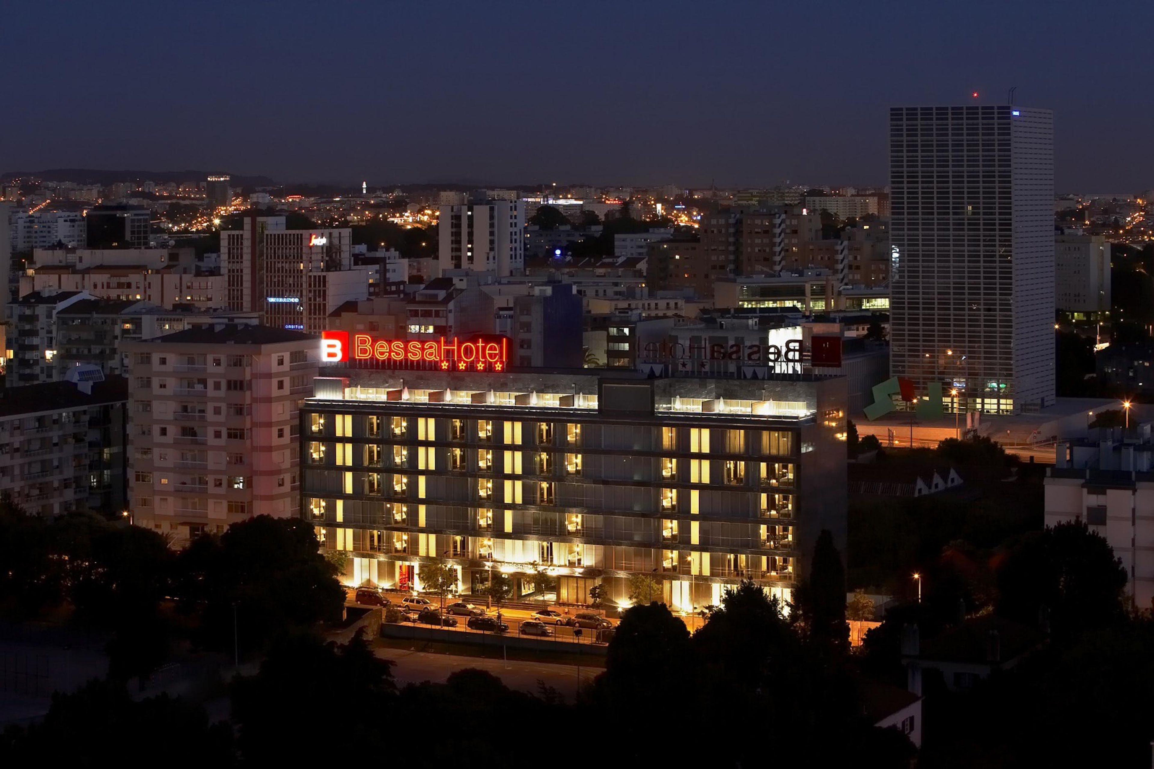Fachada de la propiedad por la tarde o noche