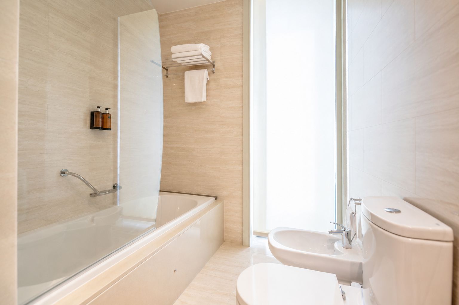 Un baño moderno con bañera, inodoro y lavamanos.