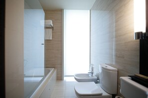 Designer toiletries, hair dryer, bidet, towels - BessaHotel Boavista (Porto)