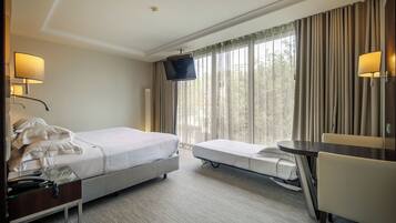 Kamar Triple | Seprai premium, busa memori, minibar, dan brankas