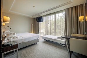 Triple Room | Peralatan tempat tidur premium, busa memori, bar mini 