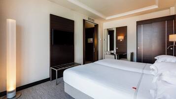 Hochwertige Bettwaren, Betten mit Memory-Foam-Matratzen, Minibar