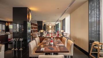 Melayani sarapan dan makan siang dengan sajian masakan internasional