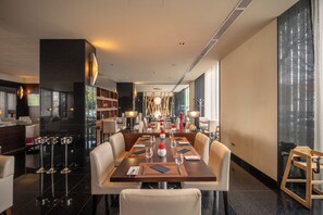 Sarapan dan makan tengah hari dihidangkan, masakan antarabangsa 