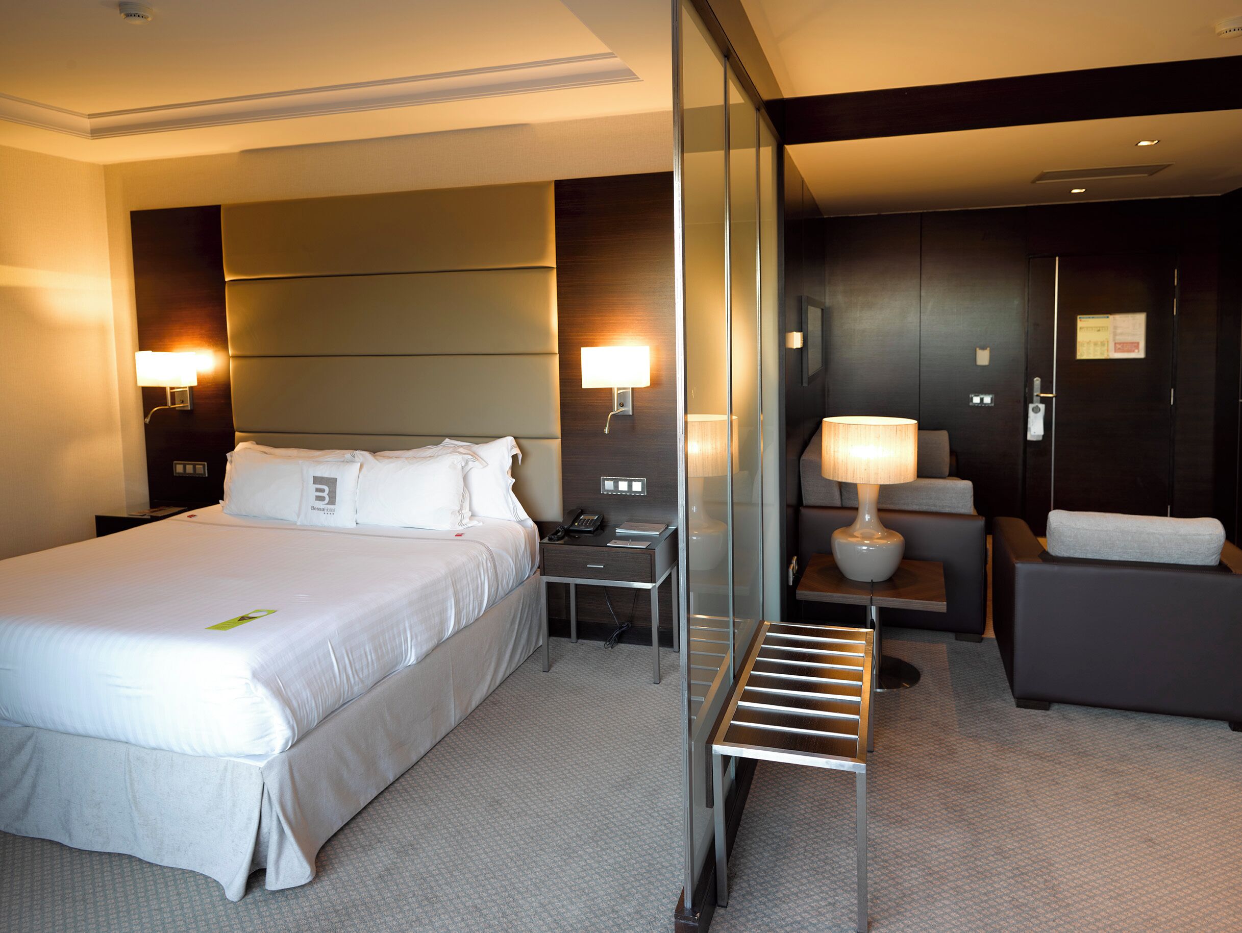 Bộ đồ giường cao cấp, nệm cao su hoạt tính (memory foam), minibar 