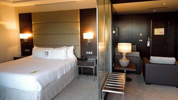 Hochwertige Bettwaren, Betten mit Memory-Foam-Matratzen, Minibar