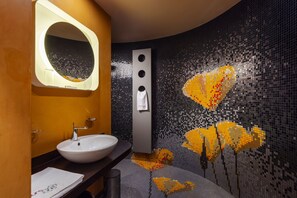 Habitación ejecutiva, 1 cama de matrimonio | Baño | Cabezal de ducha tipo lluvia y artículos de higiene personal de diseño