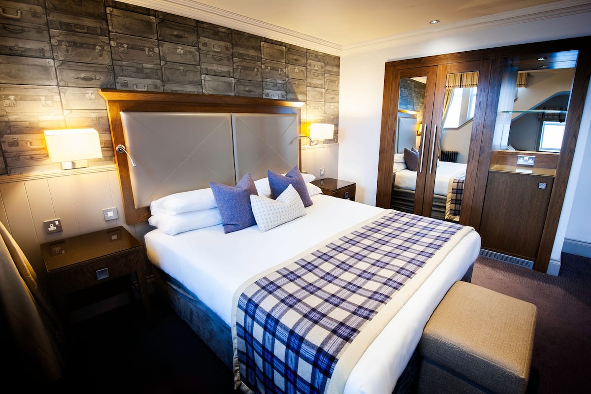 Deluxe Double or Twin Room, Sea View | 1 bedroom, desk, laptop workspace, iron/ironing board