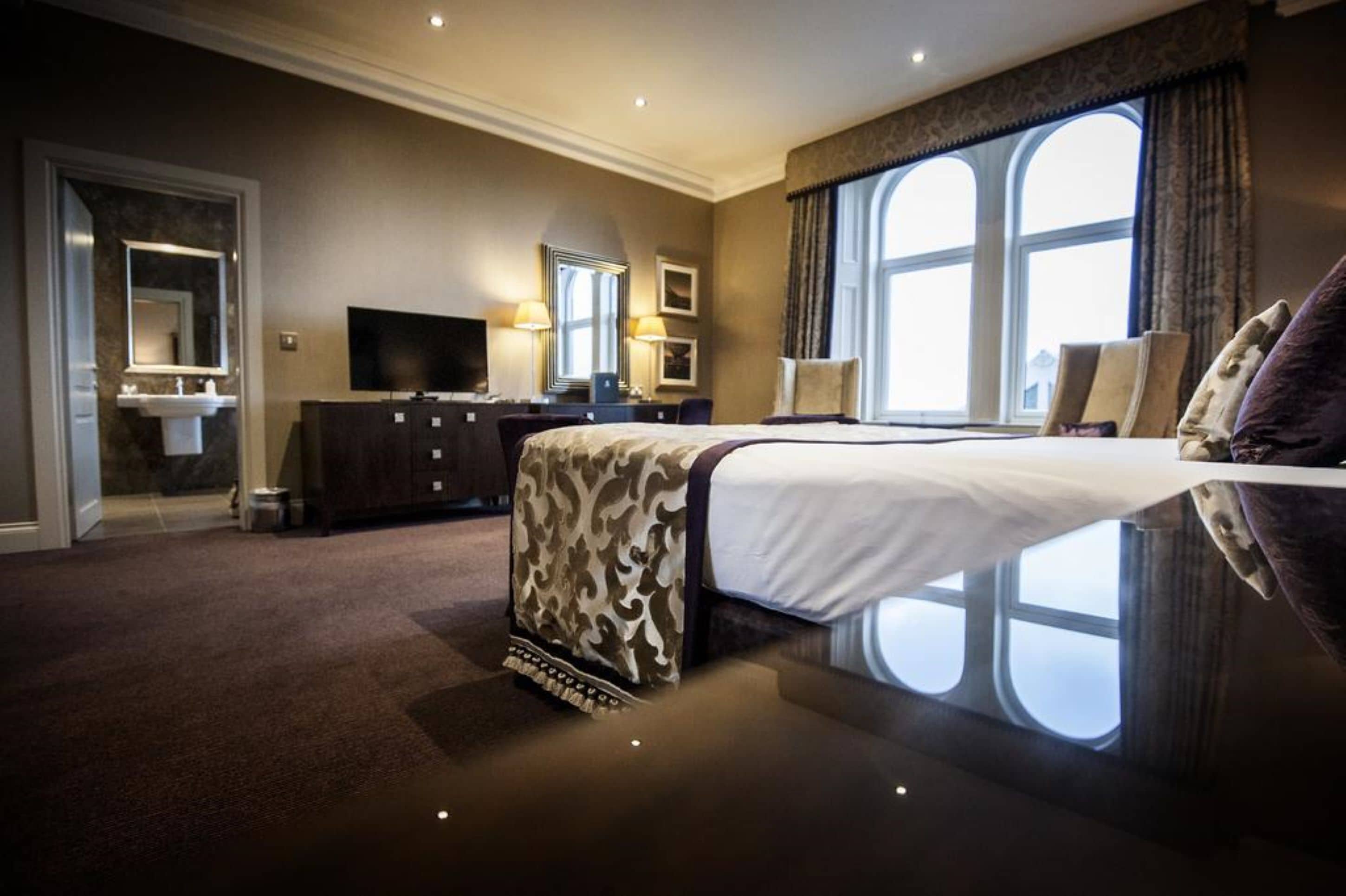 desk, laptop workspace, iron/ironing board, free wifi