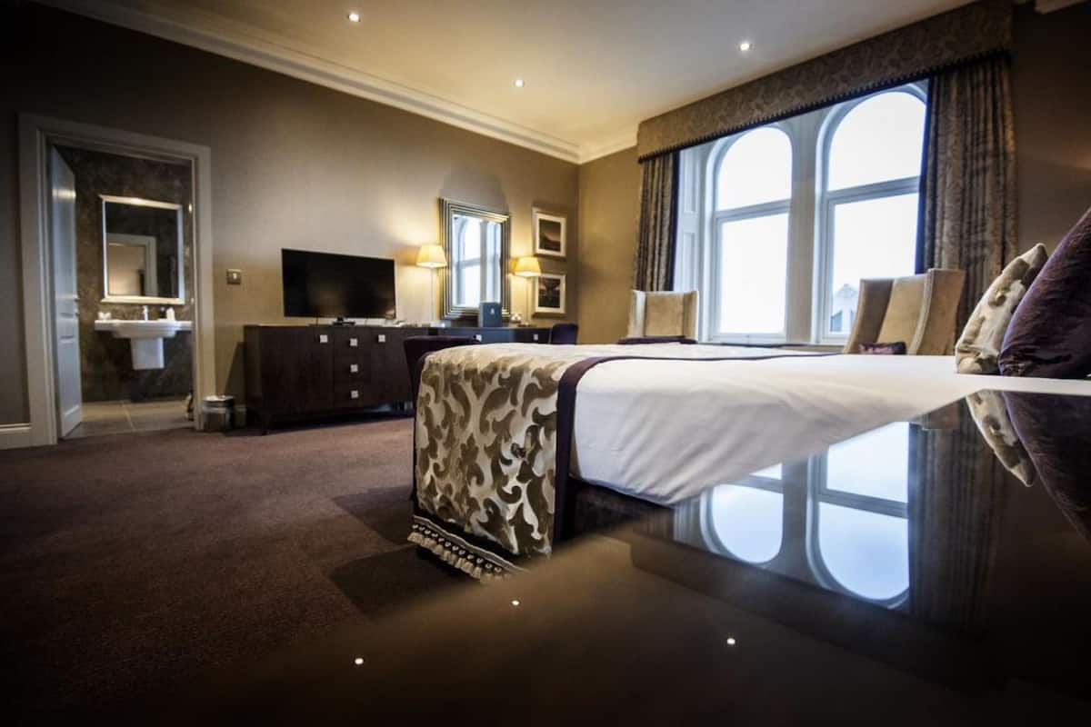 desk, laptop workspace, iron/ironing board, free wifi