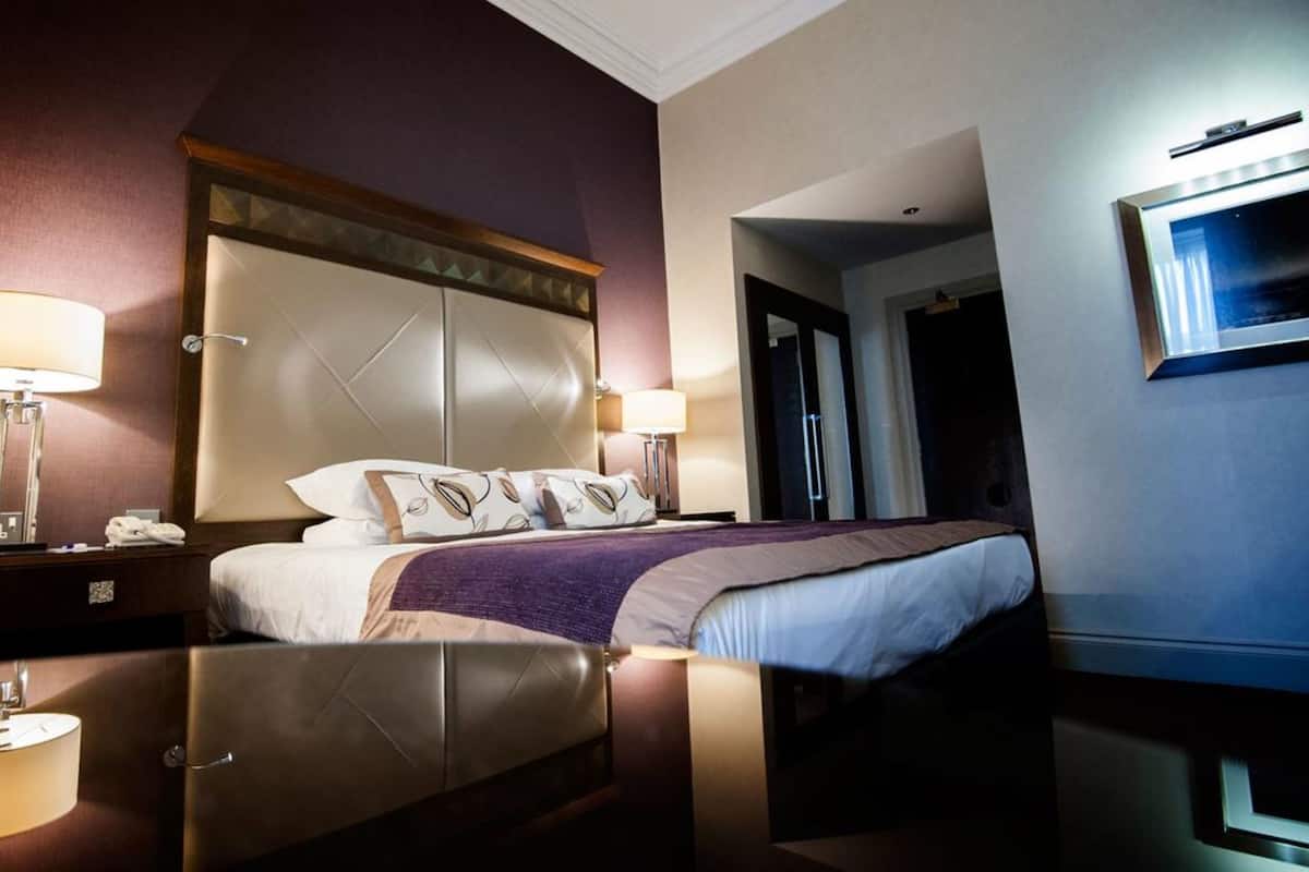 superior double room | desk, laptop workspace, iron/ironing board, free wifi