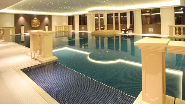 A large indoor swimming pool with a tiled floor and a ceiling with star-like lights. - Seamill Hydro Hotel & Resort (West Kilbride)