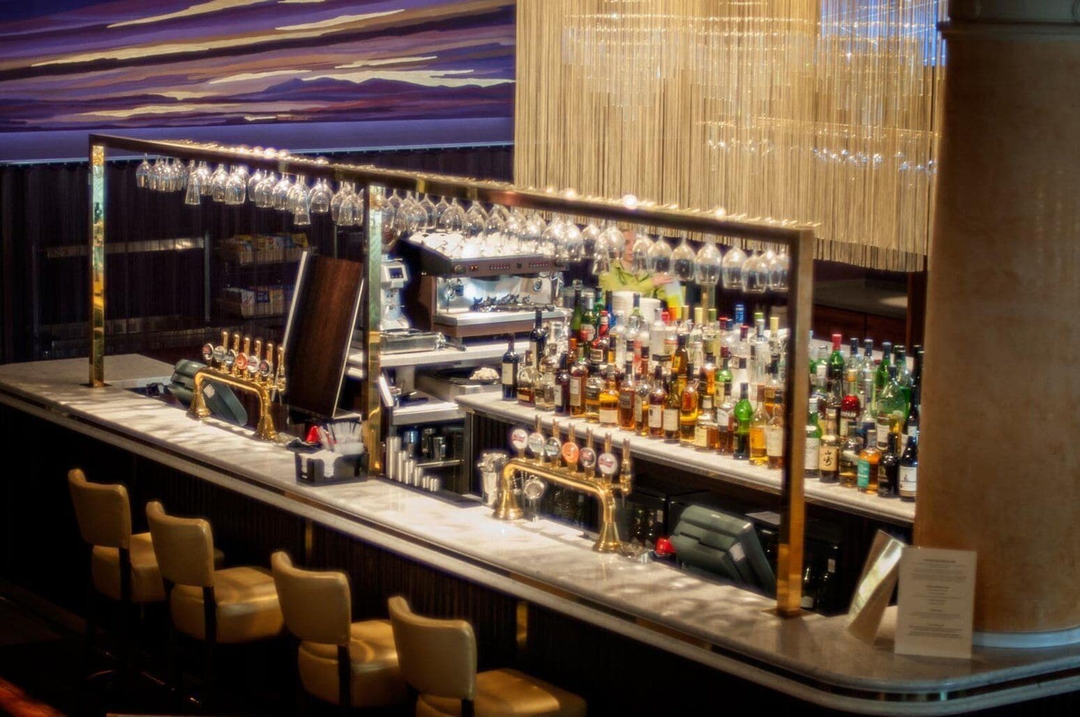 Serves breakfast and dinner