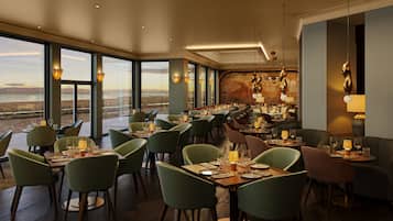 Melayani makan siang, makan malam, dan sarapan siang akhir pekan