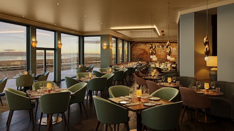 Almoço, jantar e brunch. Seamill Hydro Hotel & Resort