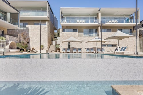 2 outdoor pools, free pool cabanas, pool umbrellas