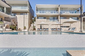 2 piscinas al aire libre, camas de piscina gratis, sombrillas