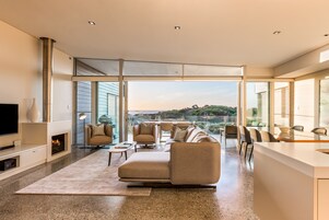 55-cm Smart TV with satellite channels, TV, DVD player