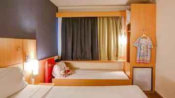 Standard Room, Multiple Beds (casal + cama p/ criança até 12 anos) | Minibar, in-room safe, blackout drapes, iron/ironing board