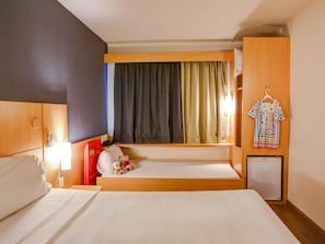 Chambre Standard, plusieurs lits (casal + cama p/ criança até 12 anos) | Minibar, coffres-forts dans les chambres, rideaux occultants