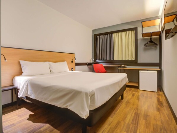 Standard Room, 1 Double Bed | Minibar, blackout drapes, iron/ironing board, free cribs/infant beds