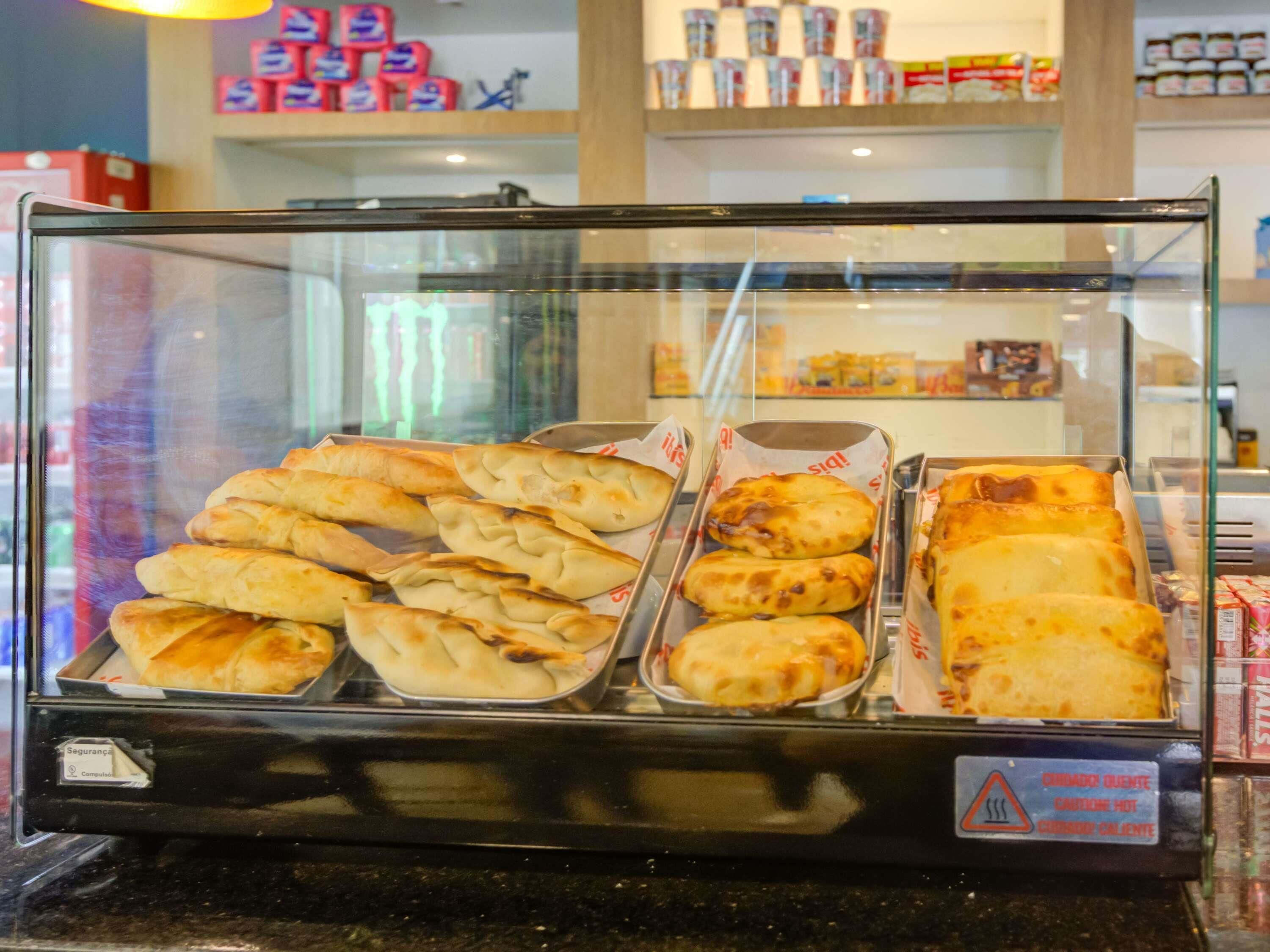 Una vitrina con diversos productos de panadería, incluyendo pan y bollería.