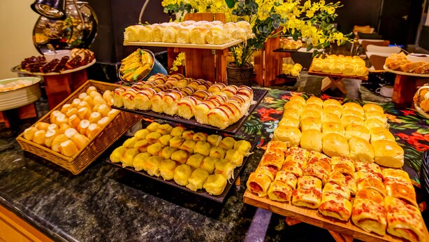 A buffet with various baked goods and pastries. - ibis Rio de Janeiro Santos Dumont (Rio de Janeiro)