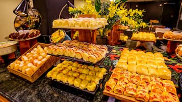 Daily buffet breakfast (BRL 58 per person)