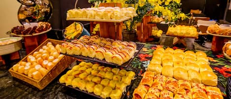Daily buffet breakfast (BRL 58 per person)