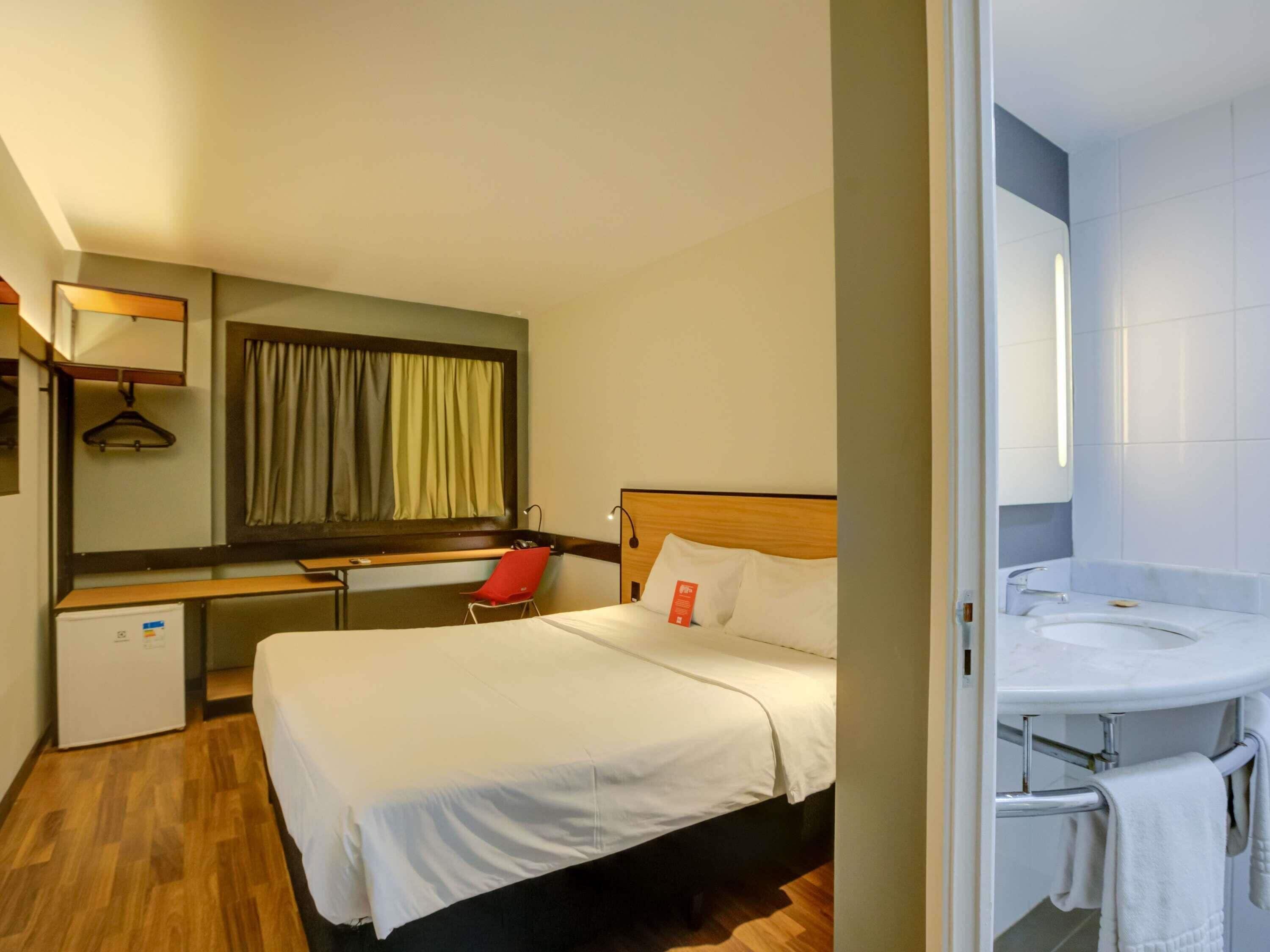 Frigobar, cortinas blackout, ferros/tábuas de passar roupa