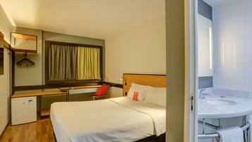 Frigobar, cortinas blackout, ferros/tábuas de passar roupa