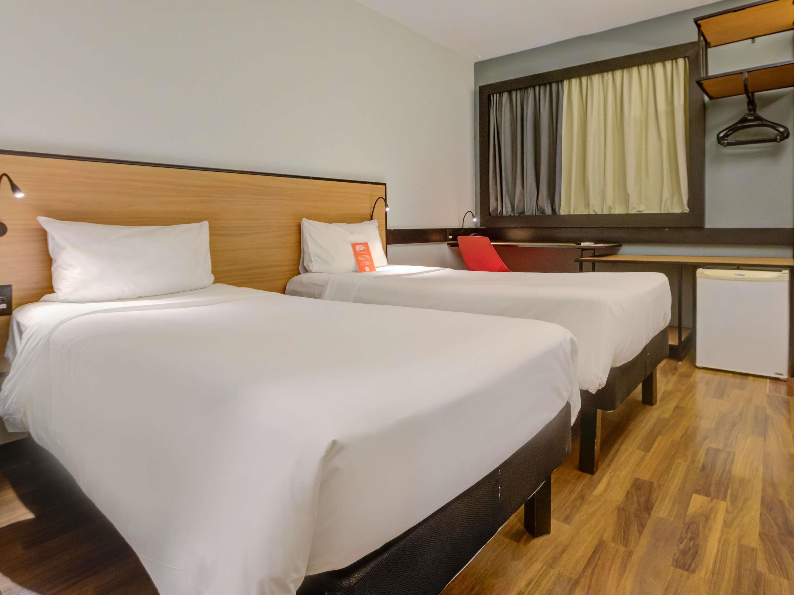 Tomannsrom, 2 enkeltsenger | Minibar, blendingsgardiner, strykejern/-brett og barnesenger (inkludert)